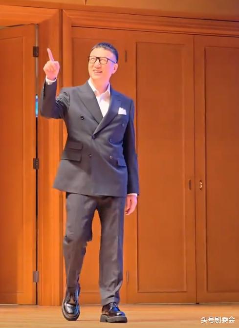 54岁孙红雷西班牙被偶遇,脸垮皮松身材消瘦,穿红色吊裆裤超抢眼