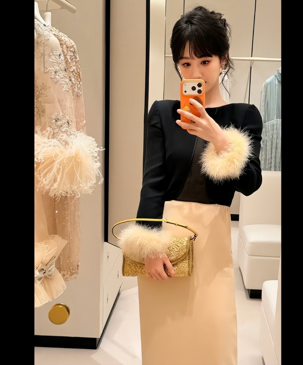 杨紫黑衫长裙，变身富家小姐，贵气十足！