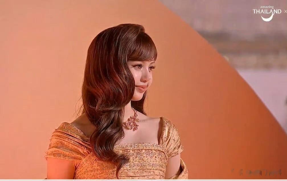 Lisa出席泰国大使专属之夜,一身金色礼服优雅端庄 被赞泰兰德女王