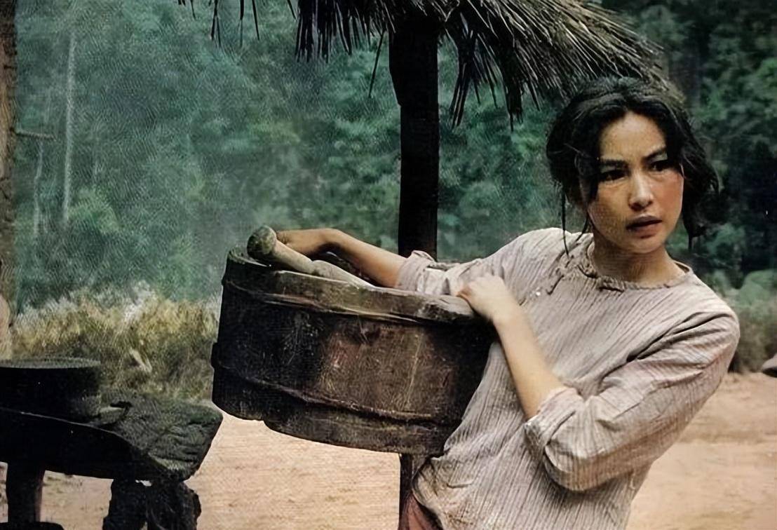 15岁拍戏，29岁拿“双料影后”，34岁嫁小丈夫，如今过得如何了？