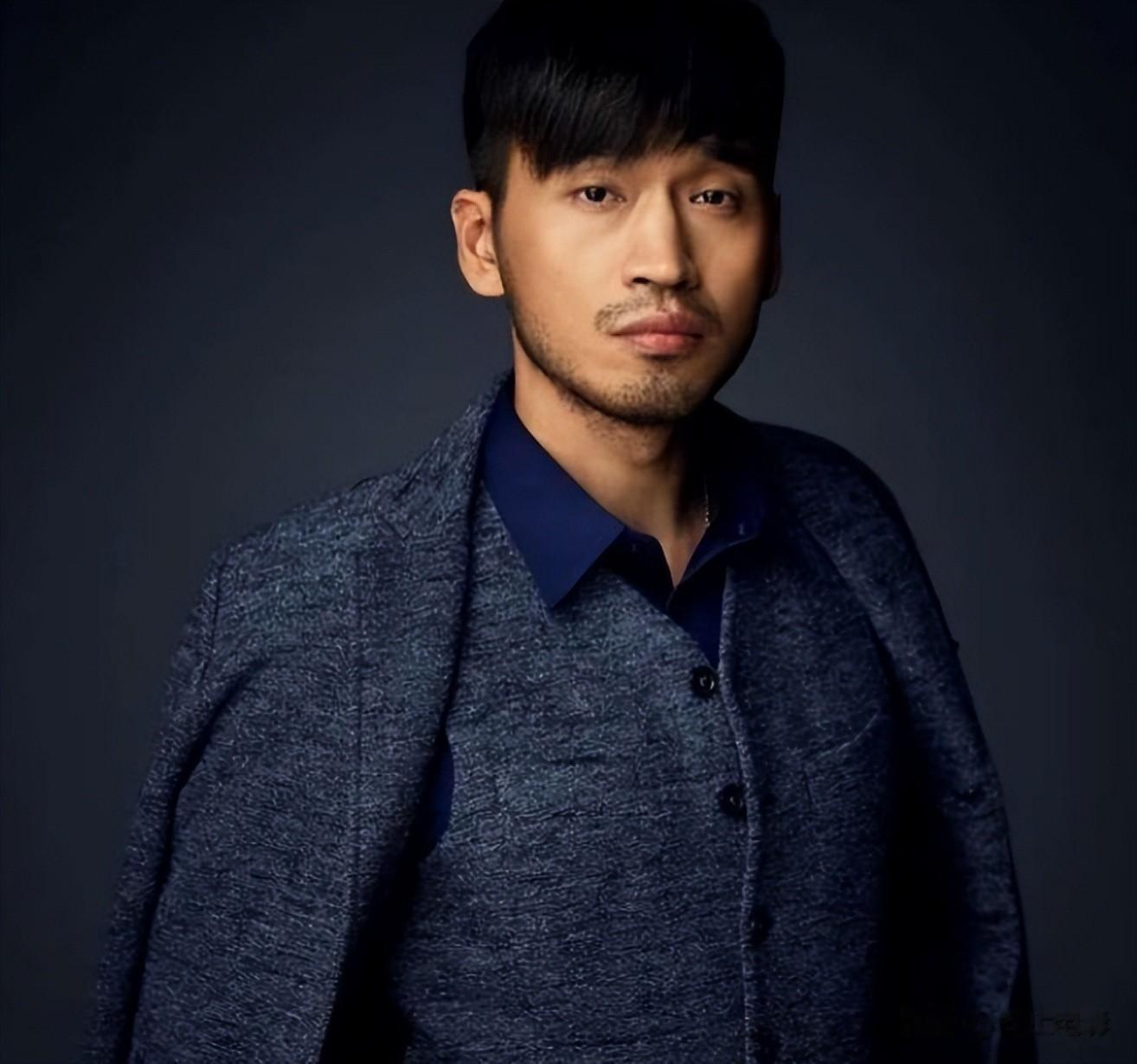 他出生于演艺世家，出道22年不红，如今凭借《大生意人》咸鱼翻身