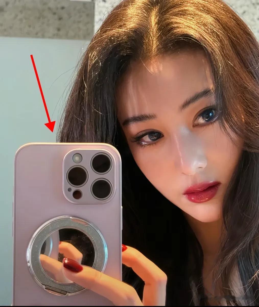 张馨予晒最新眼妆！网友评价：那对狐狸眼又美又飒，笑的时候勾人