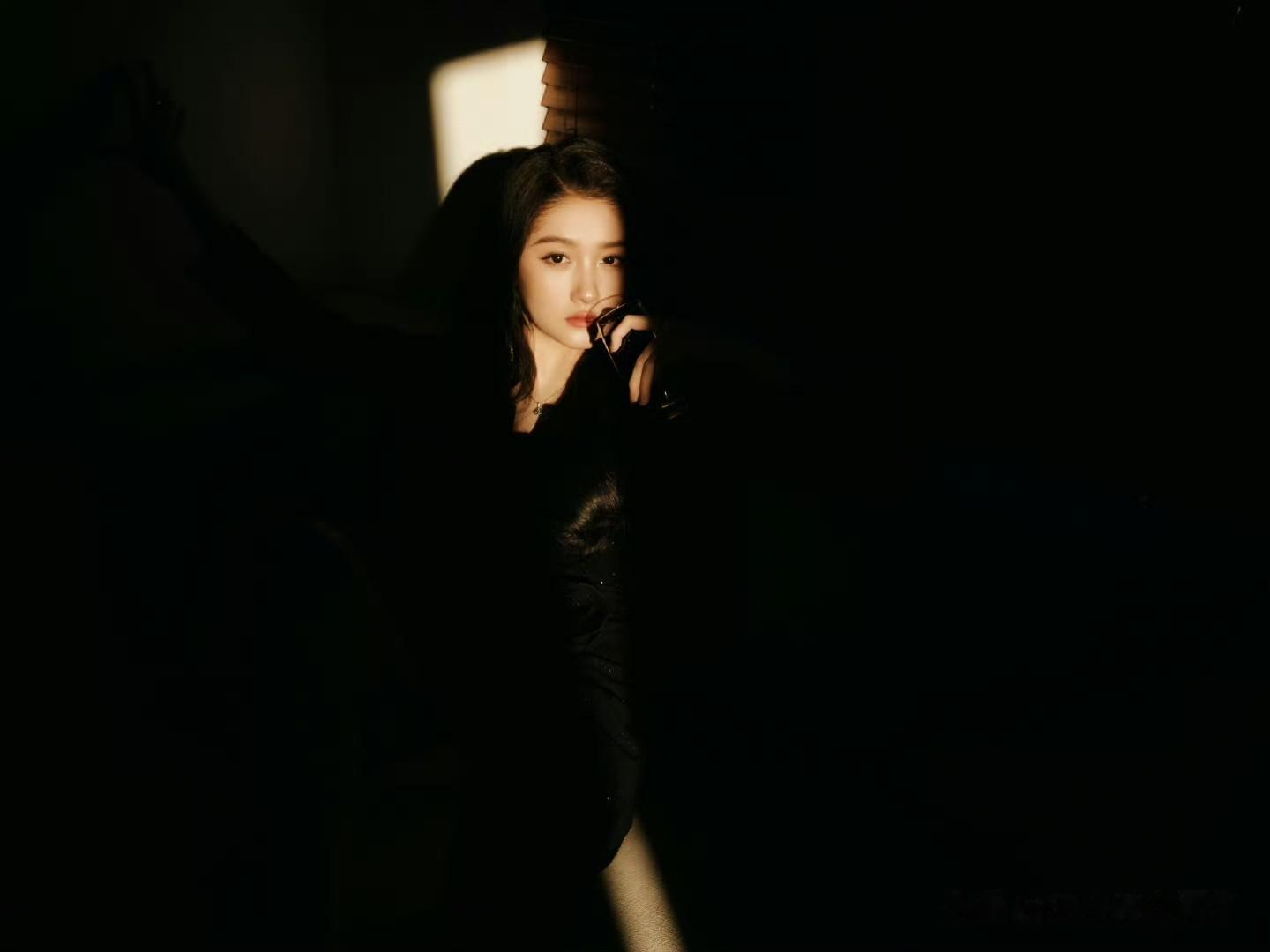 关晓彤穿搭大片：优雅掠影，率性风姿