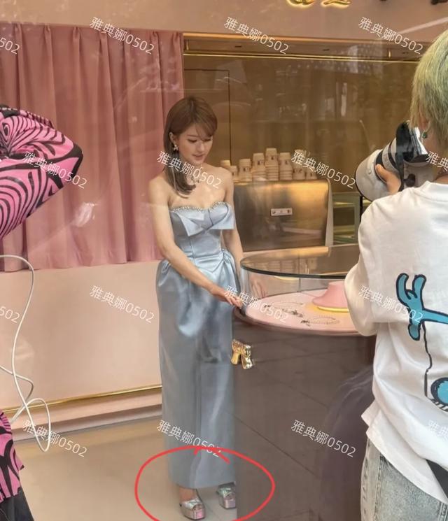 给赵露思当活动主持人真不容易，为了凸显她主持人只能穿平底鞋!