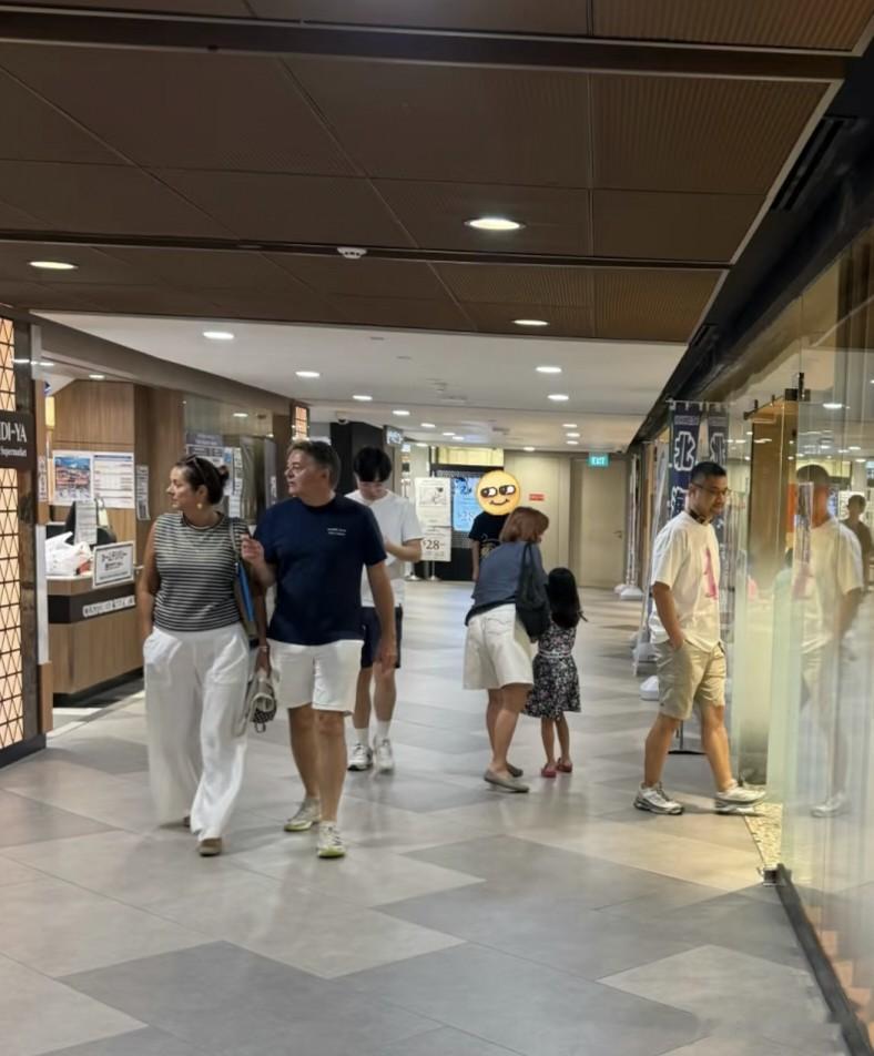 47岁孙燕姿和老公逛商场,穿着简单不张扬,儿女双全十分的幸福