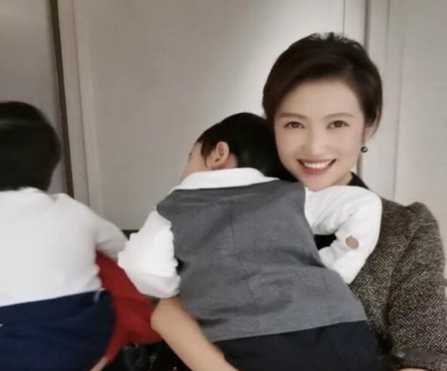 著名央视主持人刚强，为爱娶二婚春妮为妻，如今一家三口幸福美满