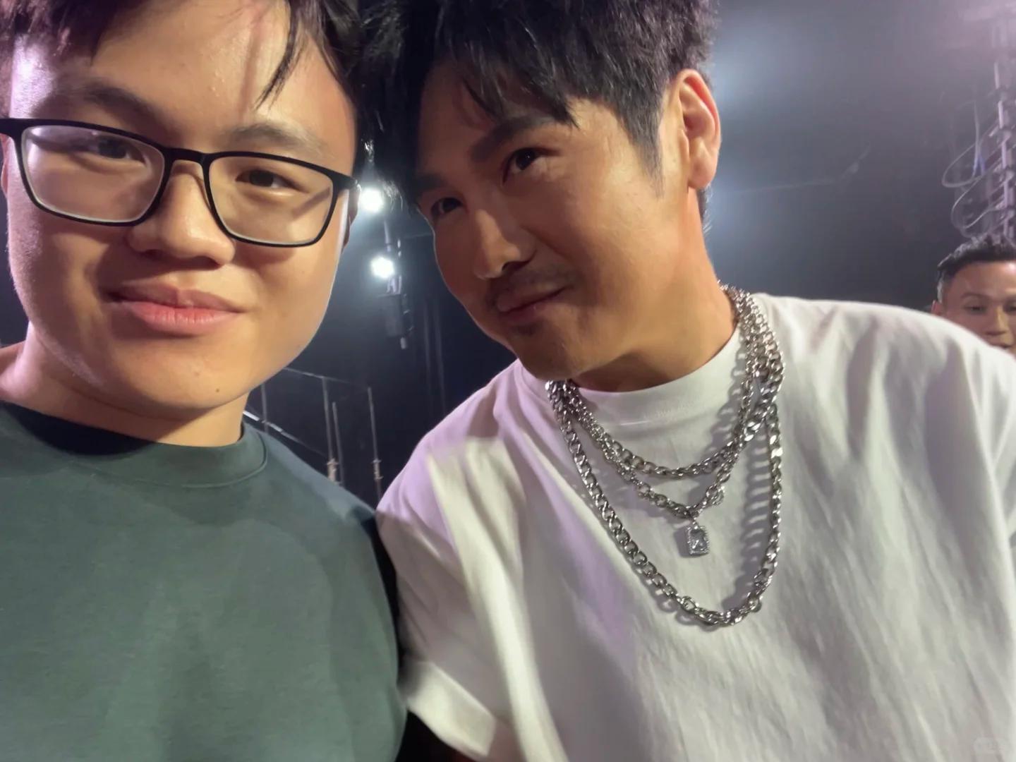 46岁曹格演唱会“尺度大”,与女粉丝十指紧扣、还亲吻合影引争议