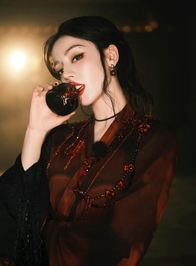 迪丽热巴暗红色长袍