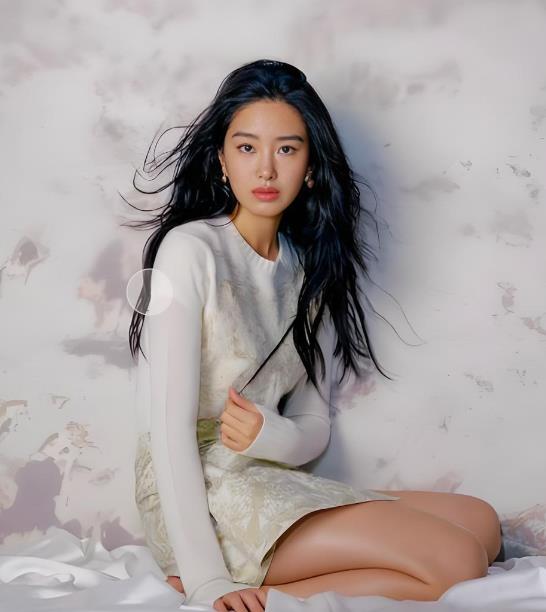 33岁杨采钰孕肚曝光!手扶后腰孕相明显,男友高大帅气陪伴左右