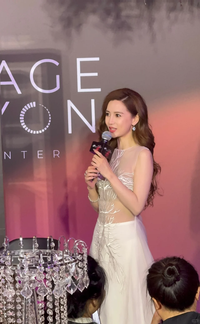 36岁杨颖越来越大胆了！穿真空连衣裙身材火辣，黄晓明会后悔吗