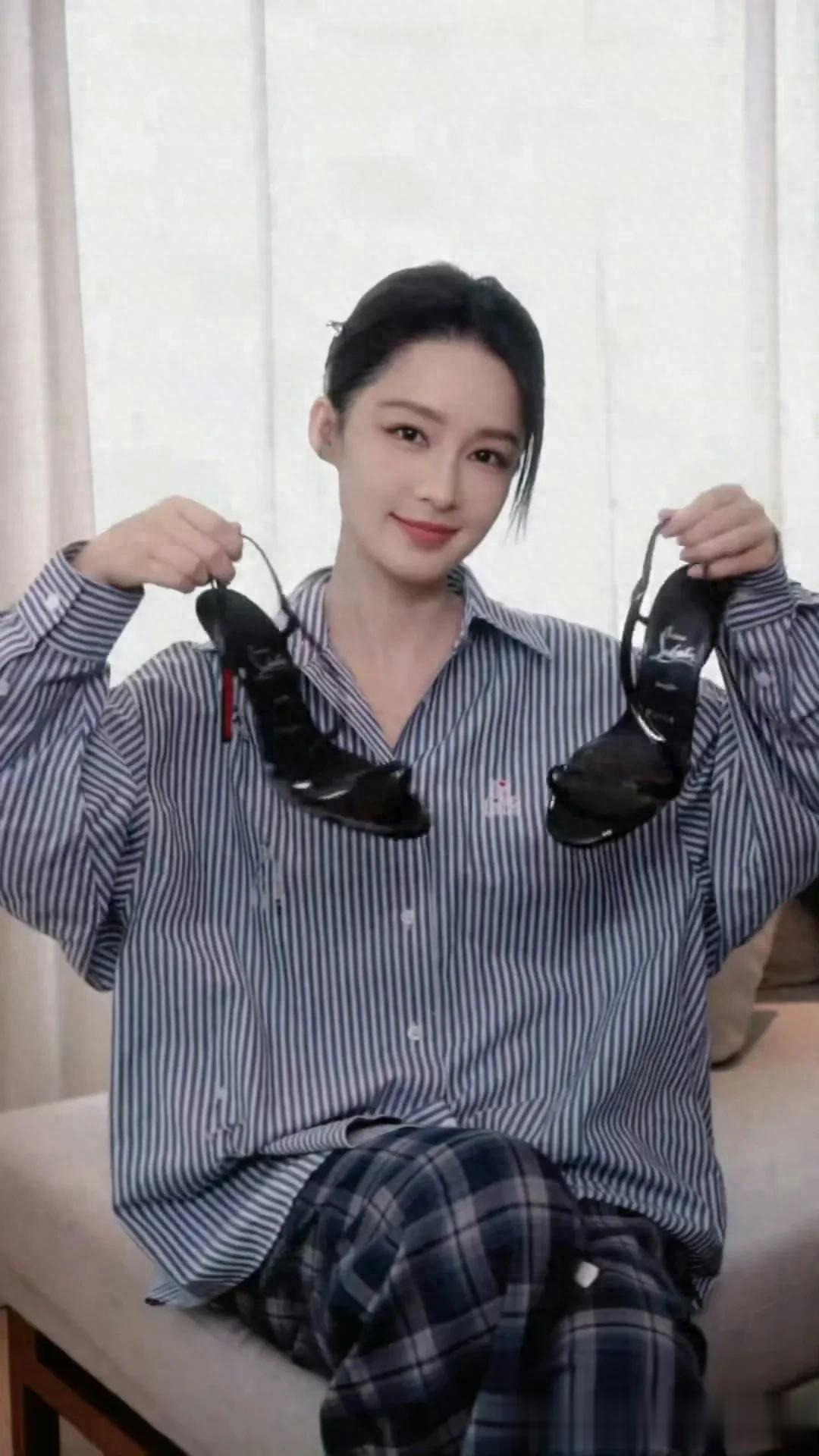 李沁大方展示自己的红底高跟凉鞋