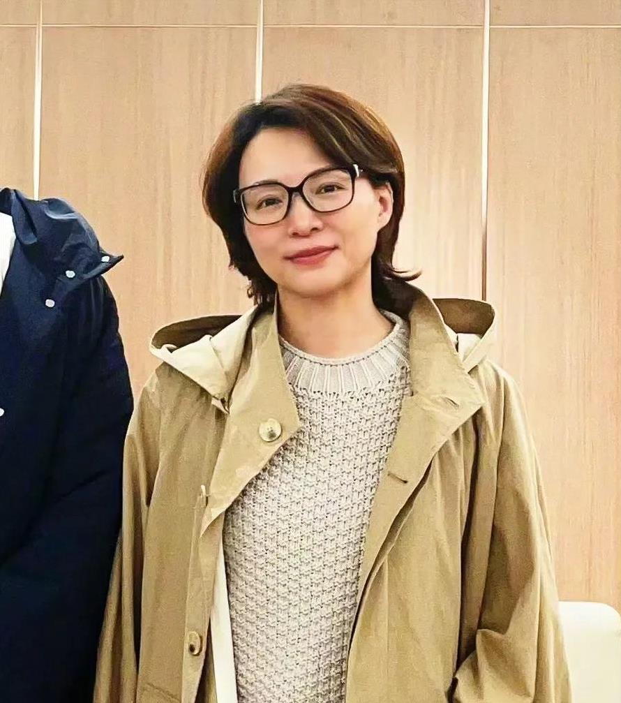 52岁董卿现身了，参加儿子学校义卖会，穿白色外套状态极好