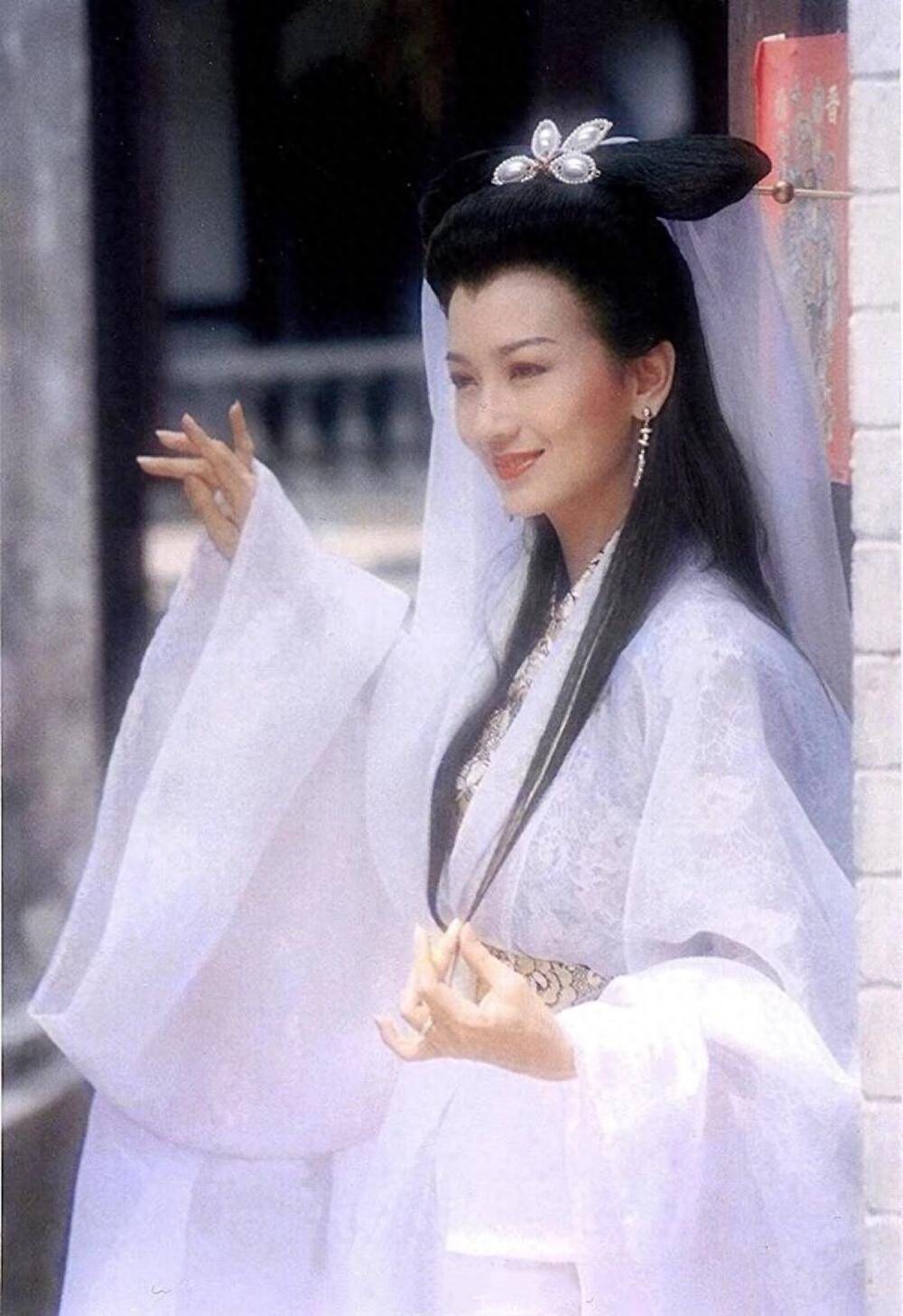 58岁李若彤泰国被偶遇，生图褶多苹果肌吓人，穿露脐装小腹有赘肉