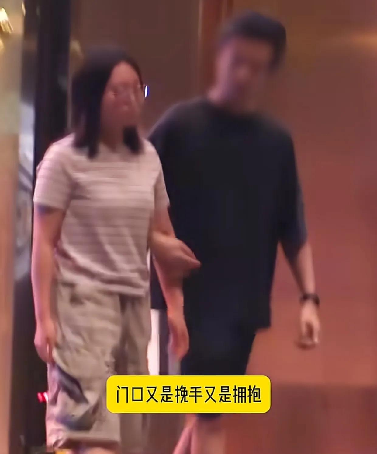 李雪琴和男友约会，她素颜穿着大裤衩又胖了，抱着帅哥男友不撒手