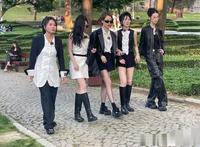 女子推理社拍摄被偶遇，戚薇张艺凡超瘦田曦薇脸小，女明星都好卷