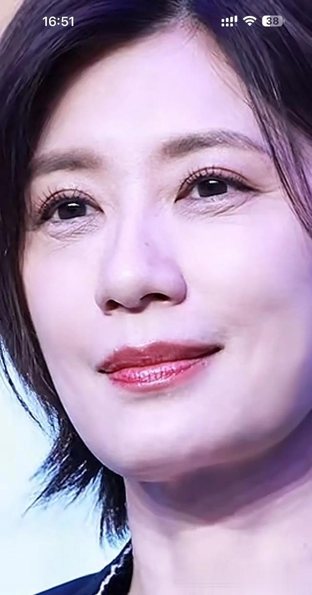 50岁的贾静雯也老了，眼周超多皱纹，短发造型显老