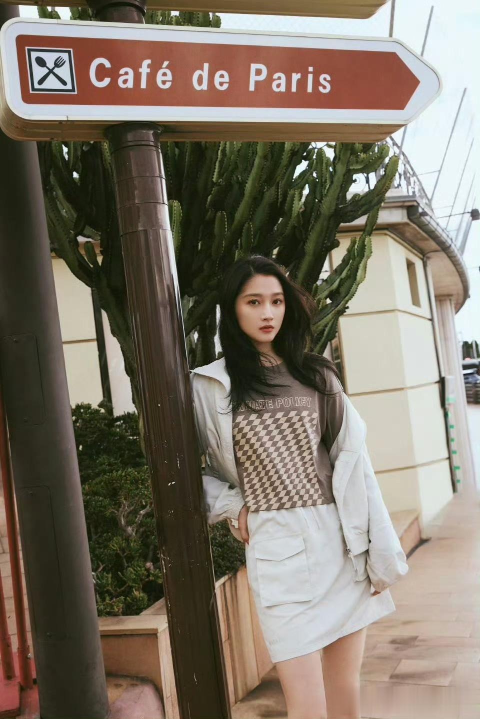 关晓彤摩纳哥街拍，休闲穿搭尽显活力，欧式风情中绽放青春魅力