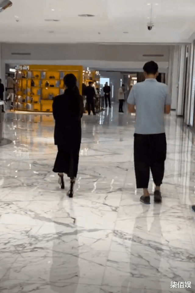 秋瓷炫和老公逛街，身材细成丈夫一半，于晓光跟在身后寸步不离