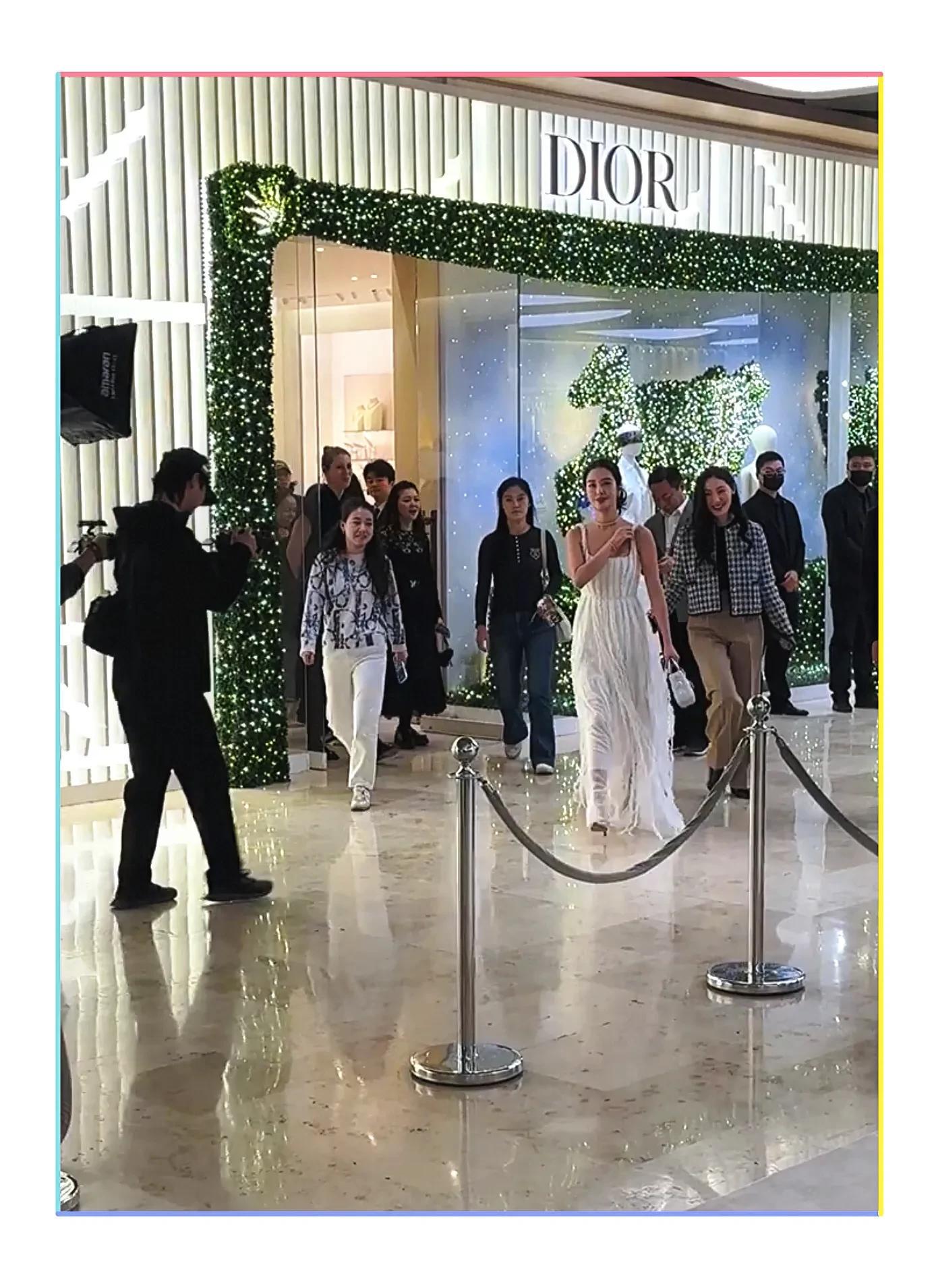 杨采钰出席活动造型翻车,身材发福,皮肤黝黑,网友:有点憔悴!