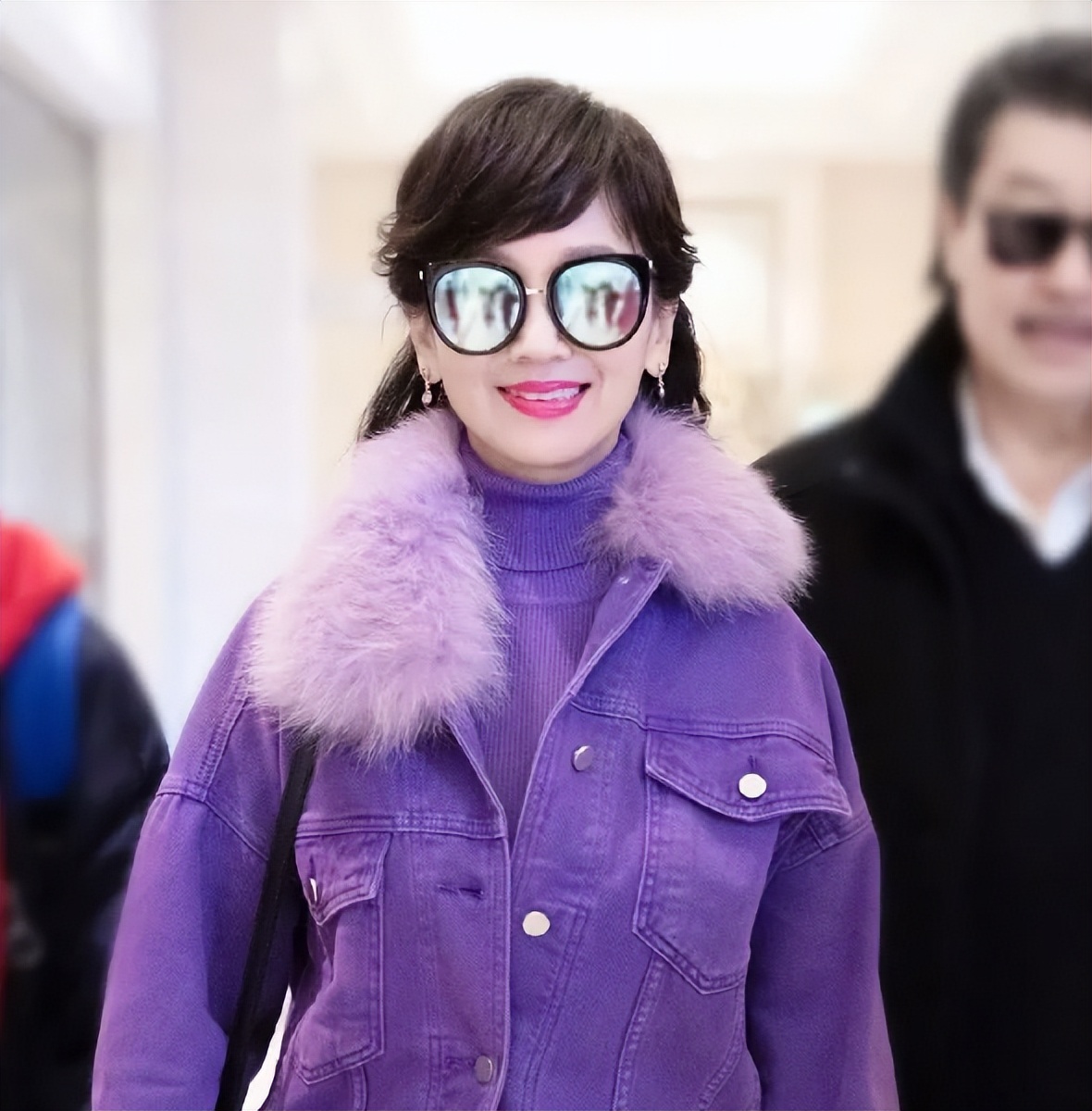 “奶奶辈”的赵雅芝太拼了吧，穿露腿开叉裙脚踩高跟鞋，哪像72岁