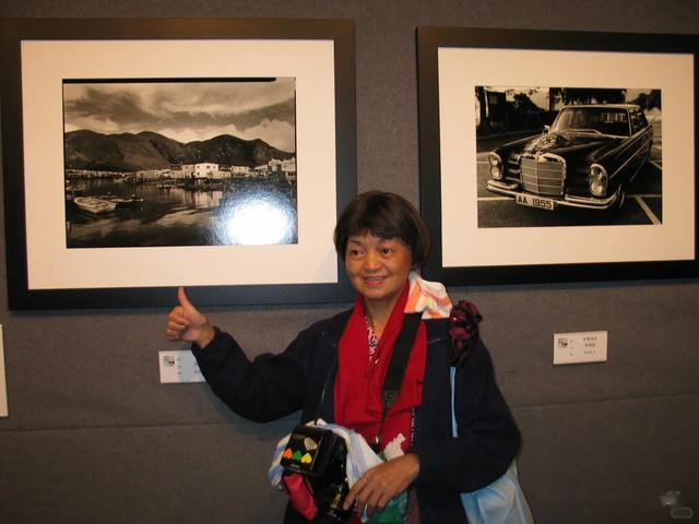 周润发姐姐现身街头,身材消瘦走路一瘸一拐,晚年无儿女好凄凉