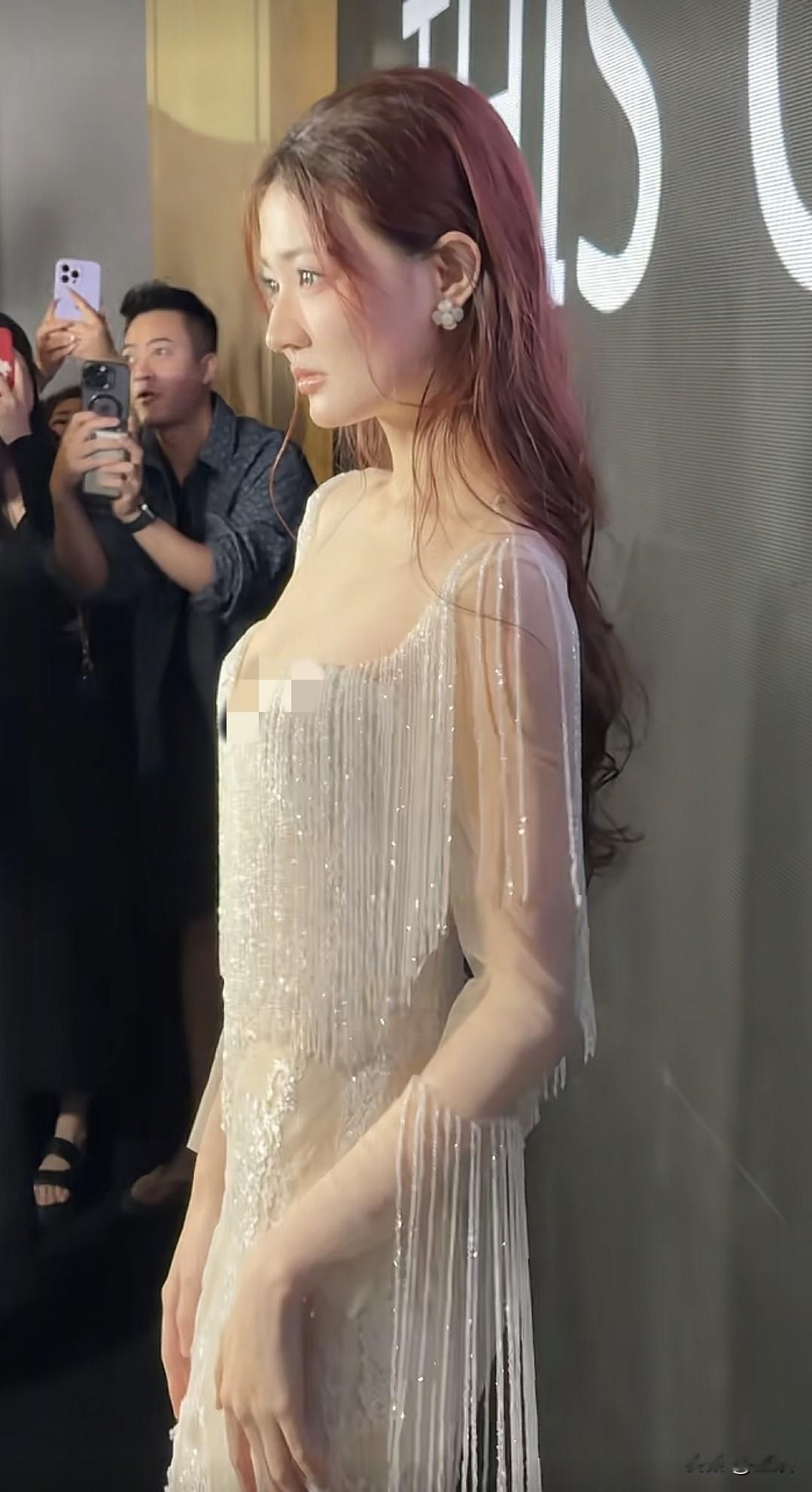 徐璐流苏缀饰的轻盈礼裙,发丝漾着温柔光泽。