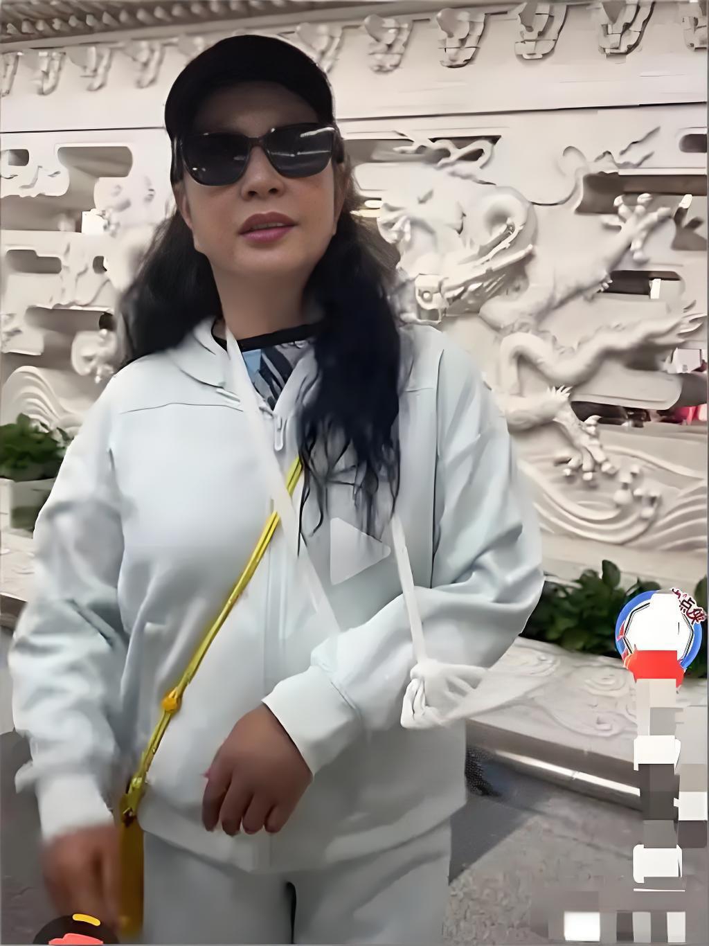 刘晓庆的摔倒给所有人提个醒 可以装嫩，可以嘴硬 你心里不能不服老