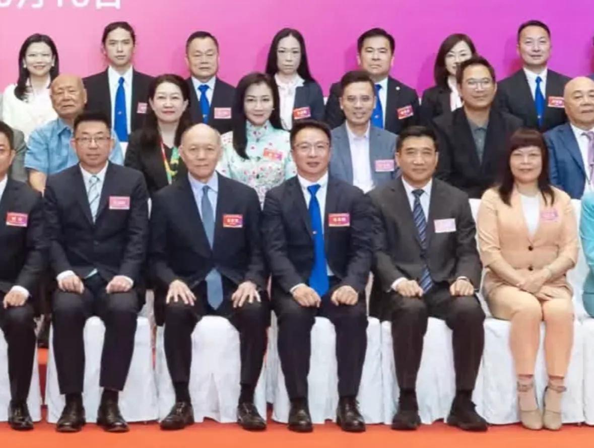 霍启人缺席新婚妻子派对！跟二叔出席家族活动，婚后变成熟稳重了