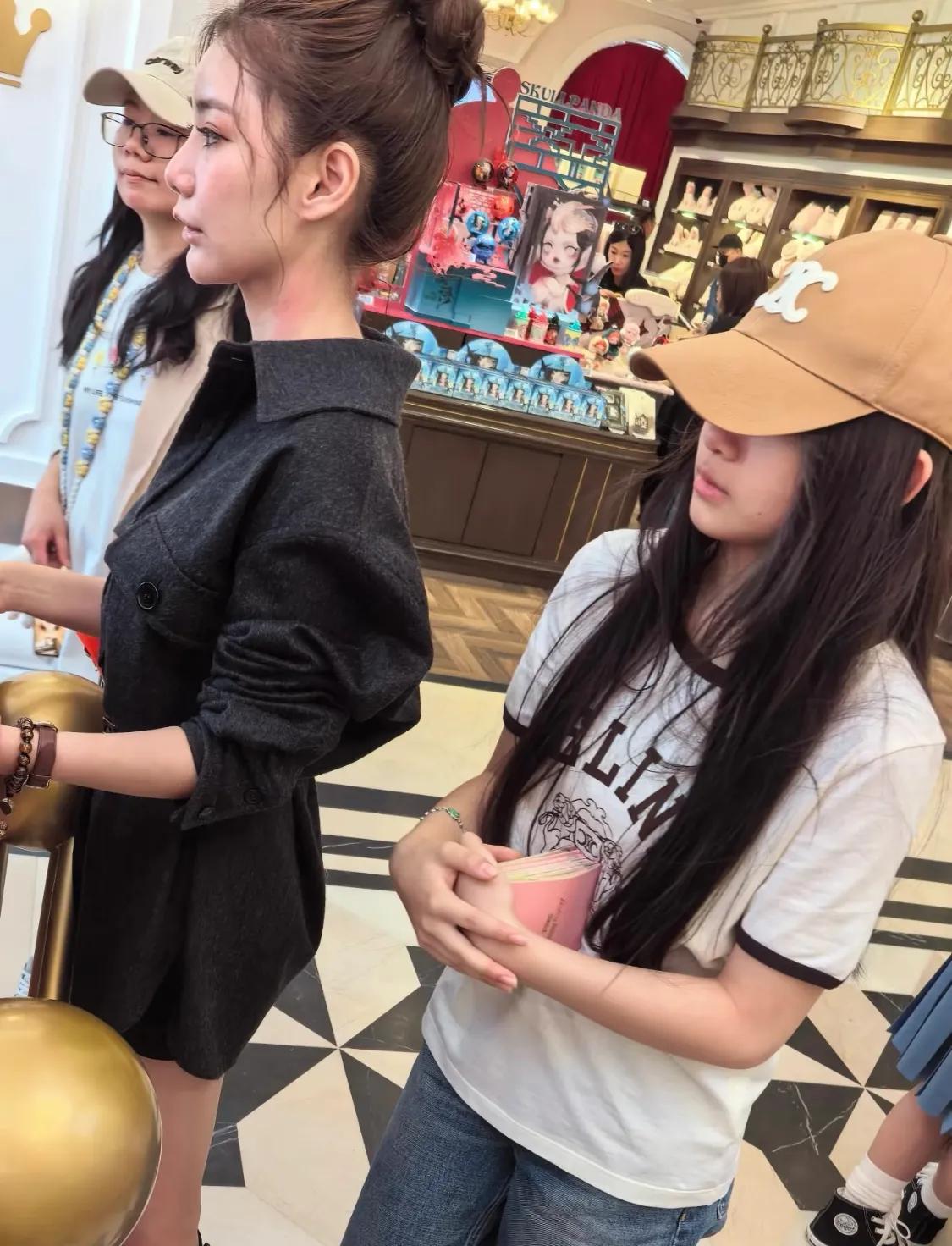 马筱梅穿miumiu孕肚显怀了，她累的直不起腰，汪小菲心疼的搂着她