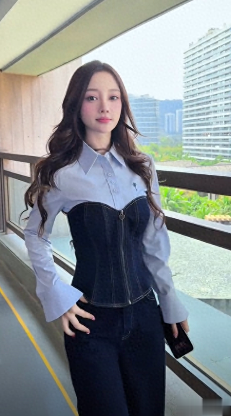 43岁李小璐最新状态曝光！身穿束腰长袖衬衫显身材，保养相当到位