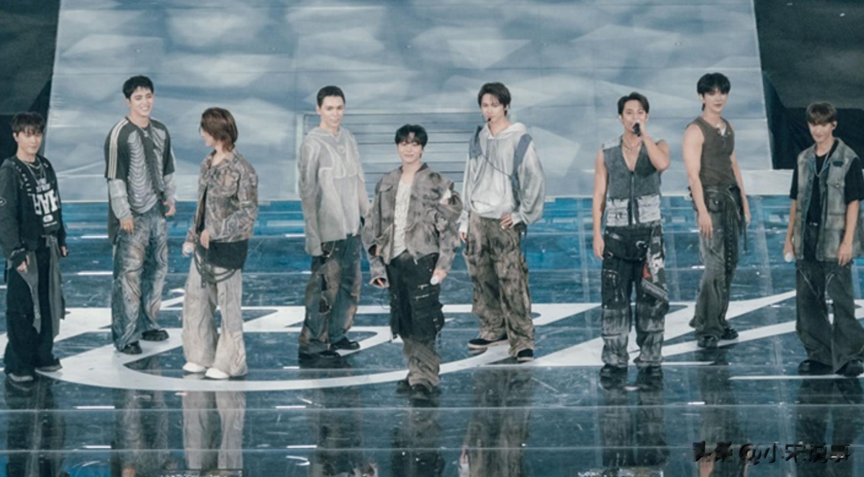 韩国男团演唱会，71岁成龙刚下飞机就惊喜现身，成员集体弯腰鞠躬