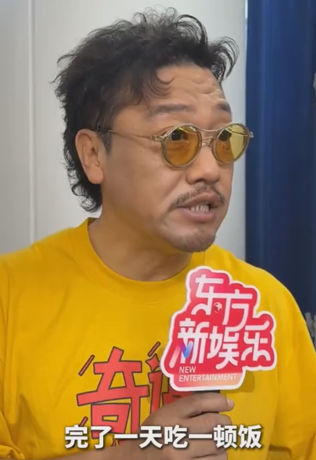 贾冰暴瘦40斤,参加红毯大大方方秀肌肉,反观贾玲,早“消失”了