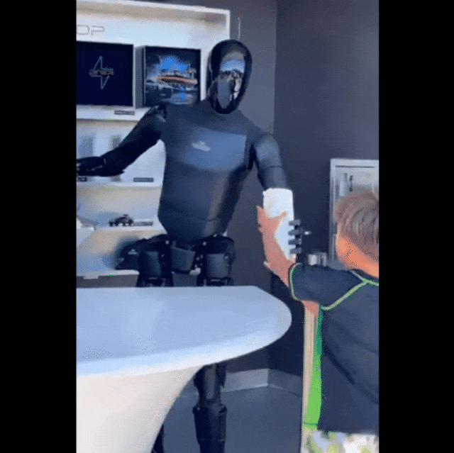 马斯克机器人出街卖爆米花,还会捉弄顾客