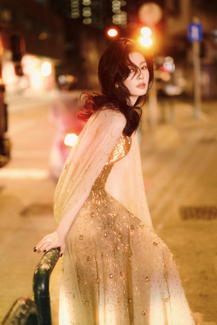 白鹿在尖叫之夜热搜超2亿！她的三款红毯造型藏着什么时尚玄机？