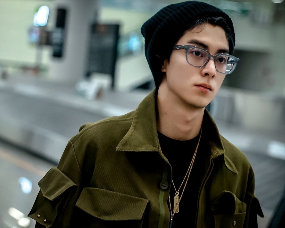 十年神秘女友风波刚3个多月，26岁王鹤棣近况曝光，一点也不意外