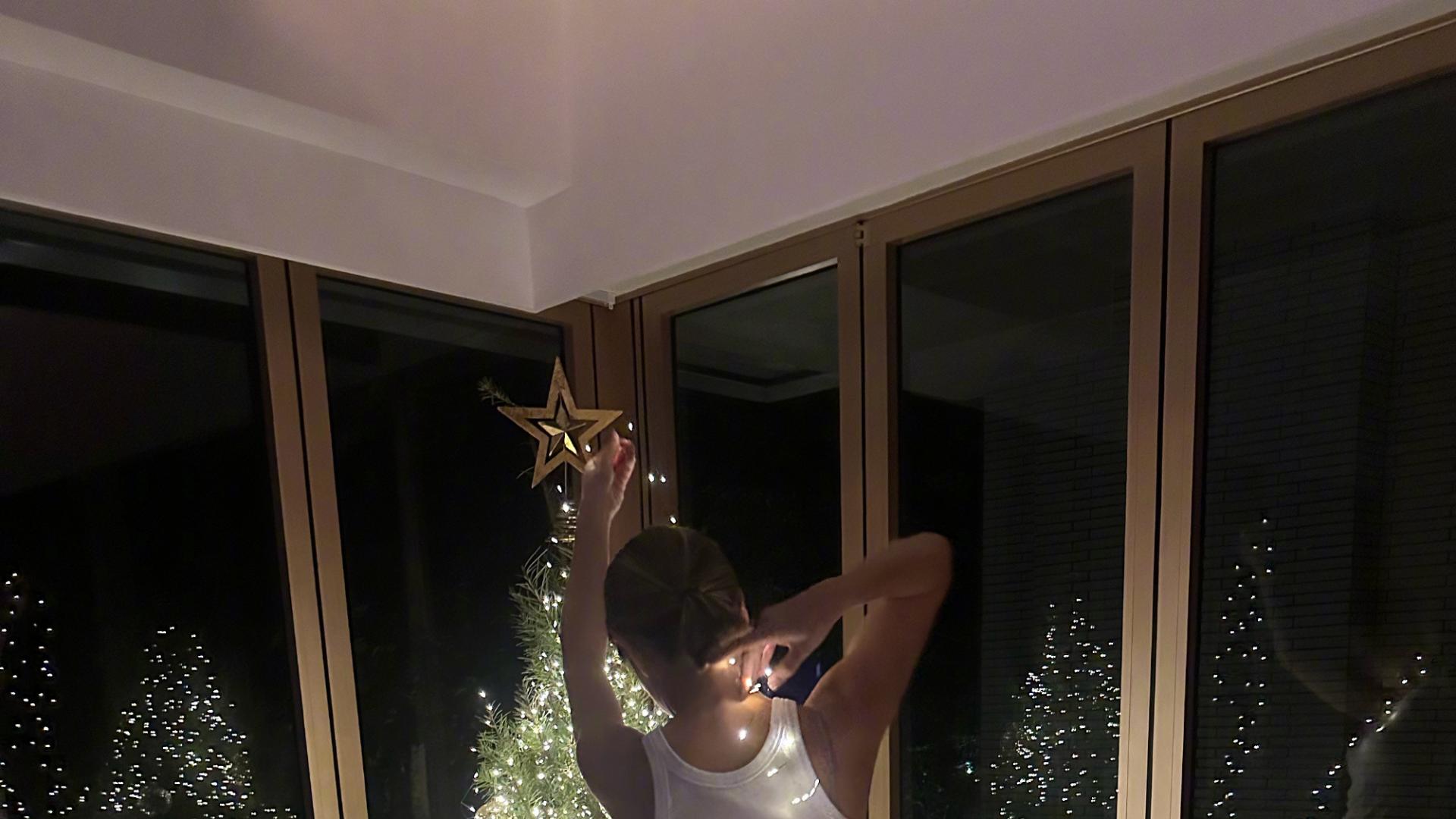 TVB视后晒家中新置圣诞树！意外曝光豪宅内景，两个月前突爆婚讯