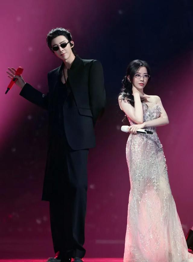 张靓颖推眼镜这个动作，手指翘的恰到好处，网友：好有诱惑力