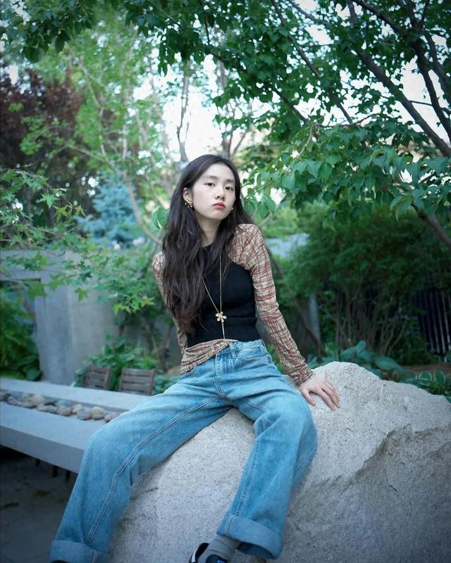 黄磊孙莉大女儿晒美照，19岁黄多多打扮酷girl范，颜值气质太优越