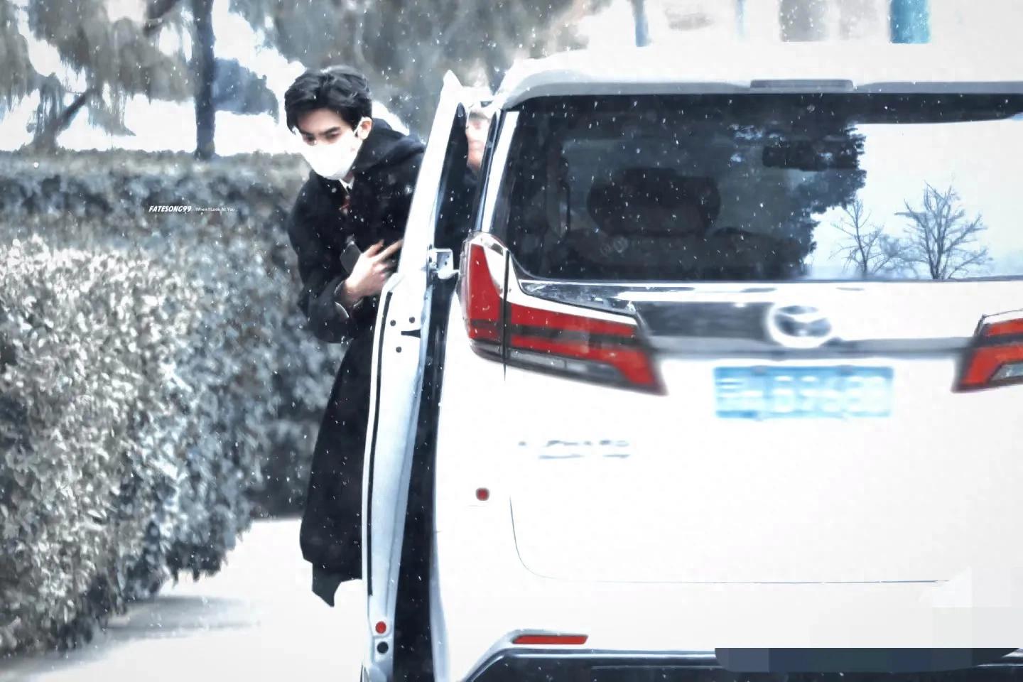 宋威龙现身央视春晚联排，雪地里穿黑色大衣，简直是氛围感的神