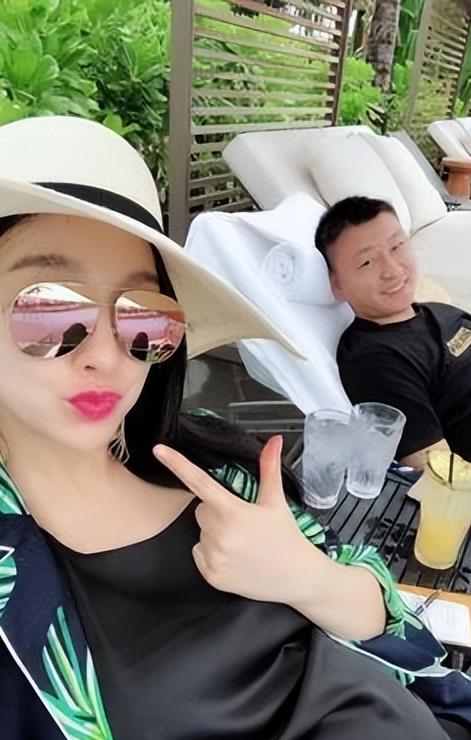 上海美女主持，和奥运冠军恋爱，3年2嫁富豪，如今是奢侈品牌宠儿