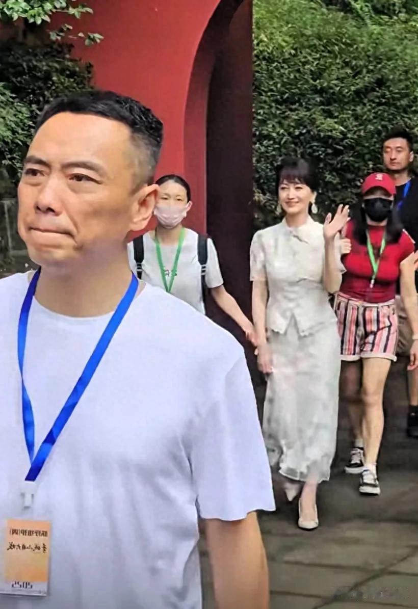 71岁赵雅芝现身青城山,穿衣打扮很年轻,美得不可方物