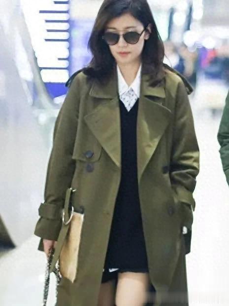贾静雯机场私服真时髦！军绿色大衣+小黑裙+长筒靴，高级又洋气！