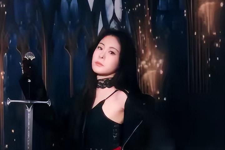 闭嘴、伸腿、泼黑水！不愧是“内娱姐妹花”，就连塌房都十分默契