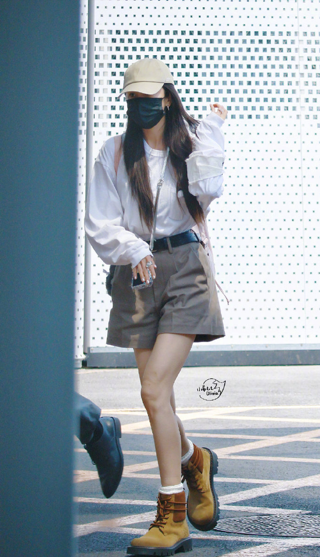 杨幂美到骨子里了,穿白T恤+短裤背Labubu书包,身材好到让人尖叫