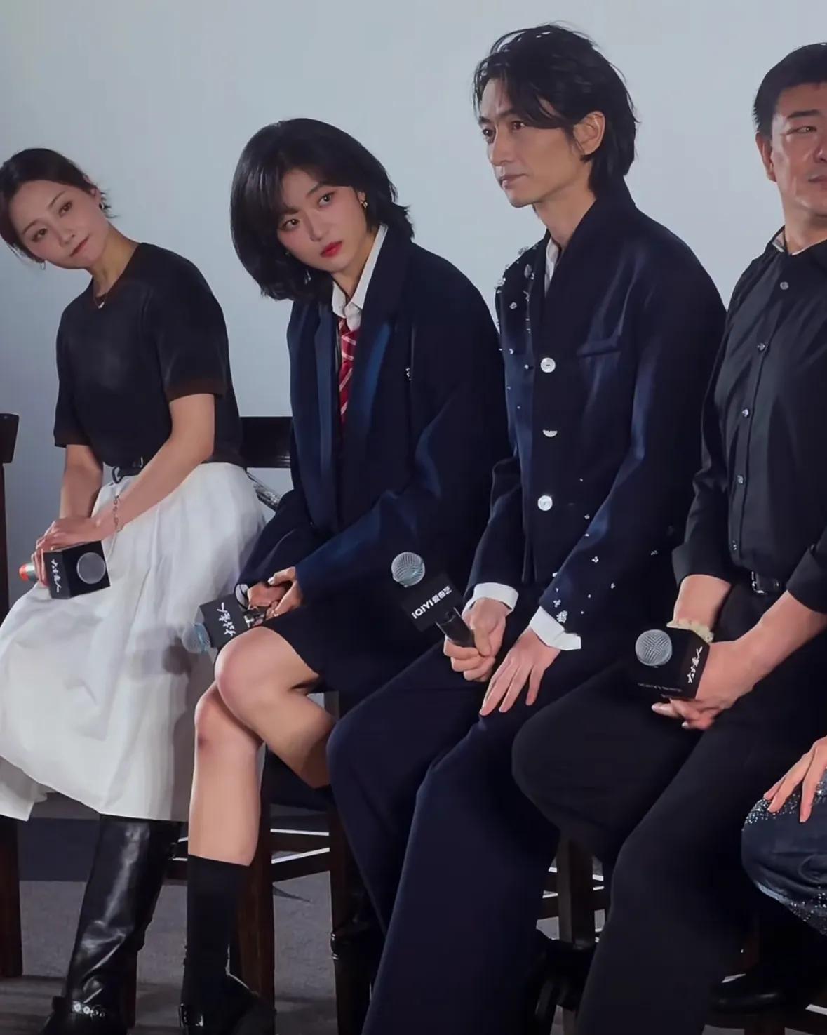 陈晓长发造型惊艳亮相新剧发布会，人暴瘦脱相，看着显老10岁