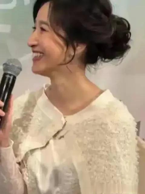 61岁关咏荷科技美后大变样！穿白色蕾丝上衣+百褶长裙 美到认不出