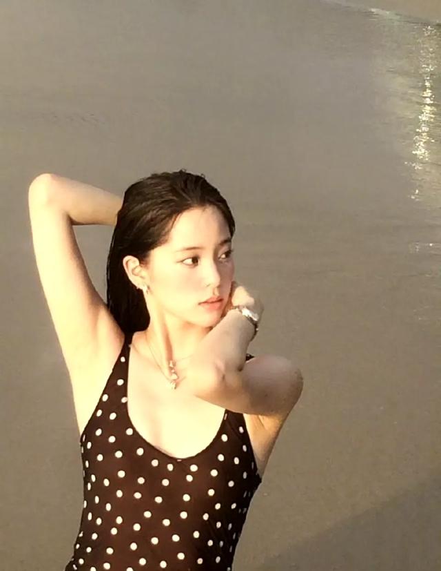 欧阳娜娜 波点连衣裙海边太美了