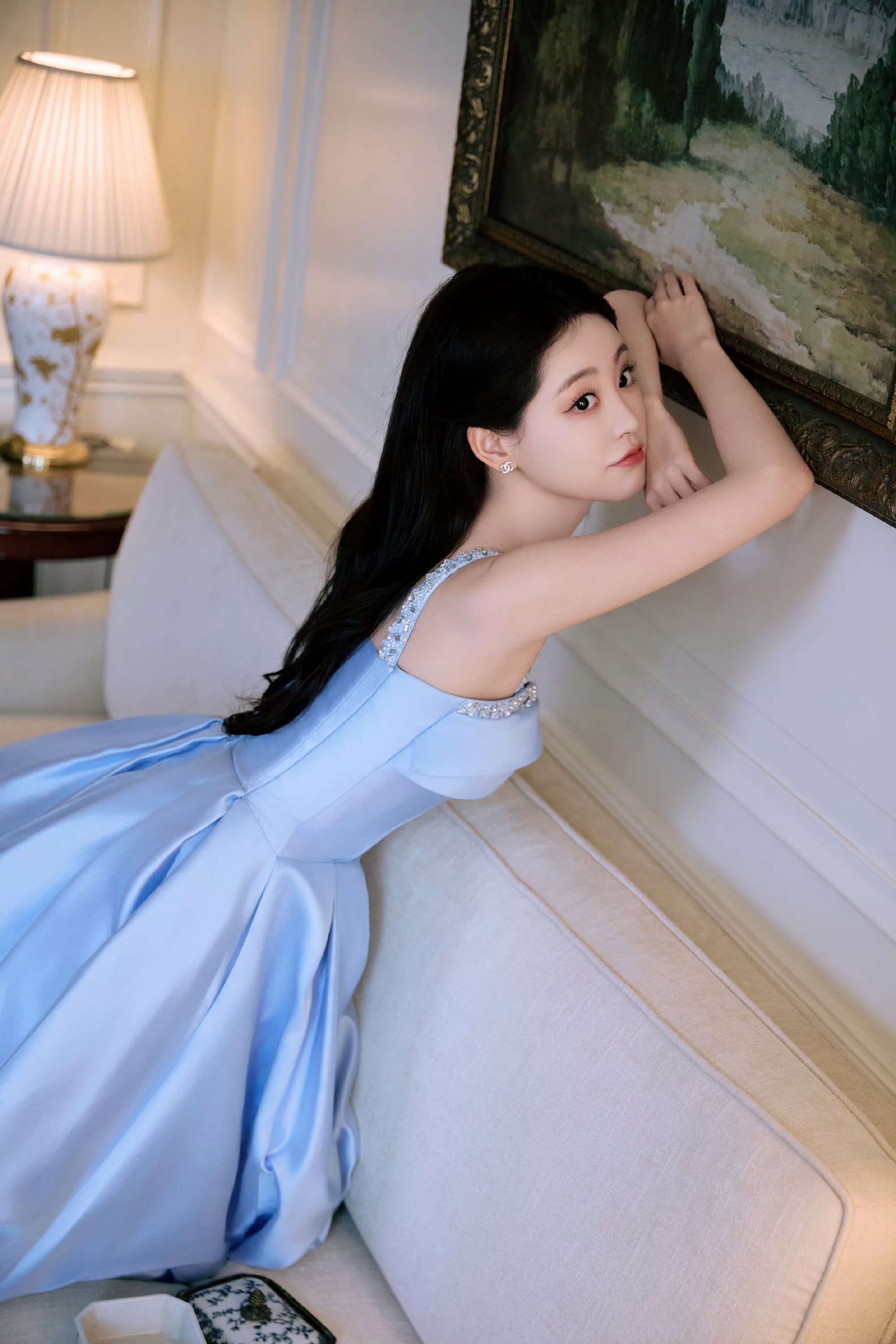 祝绪丹穿抹胸绿裙清新又明媚