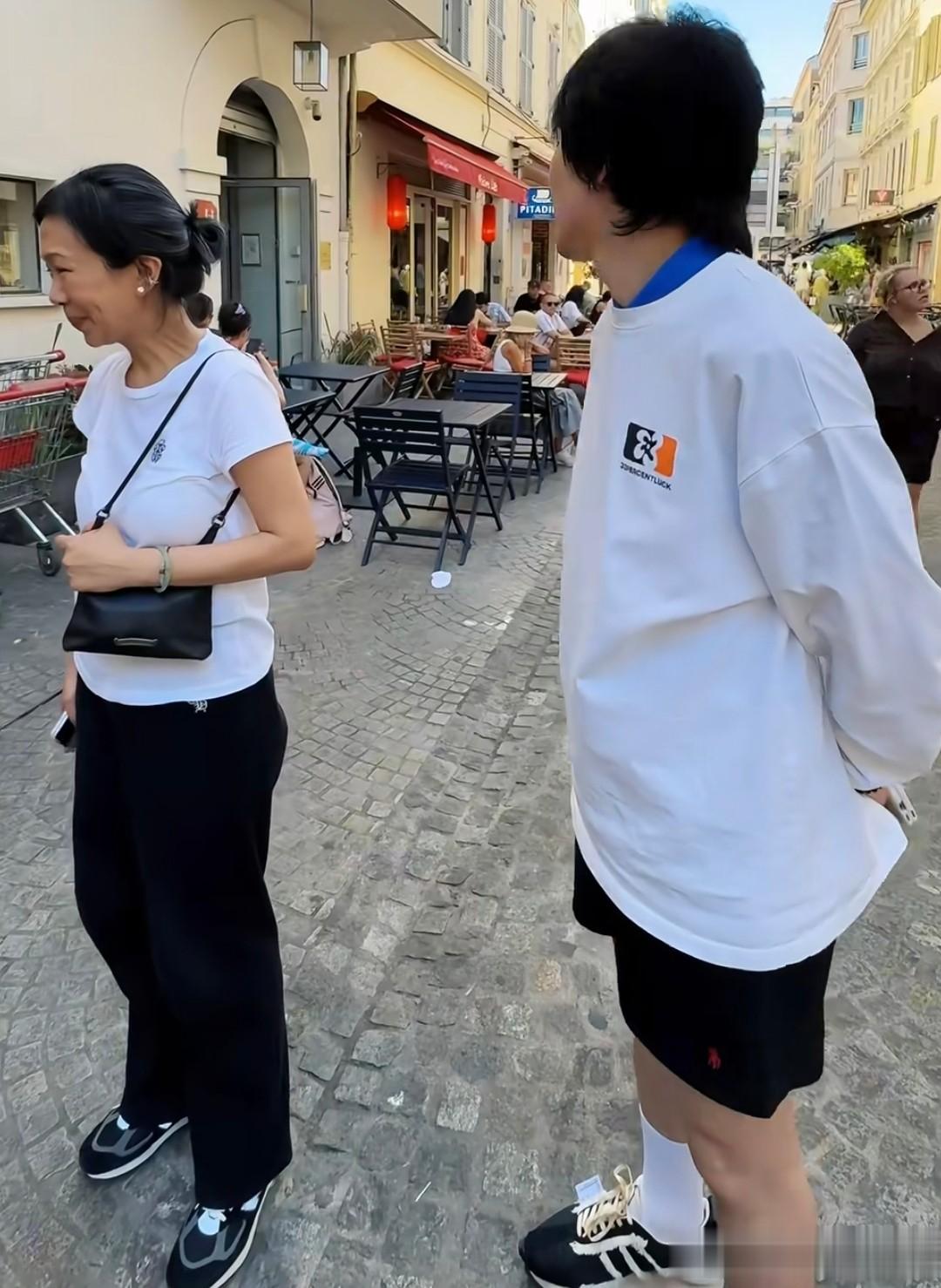 萧敬腾陪老婆度假,对嘴亲吻太浪漫,52岁林有慧脖子皱巴巴真显老