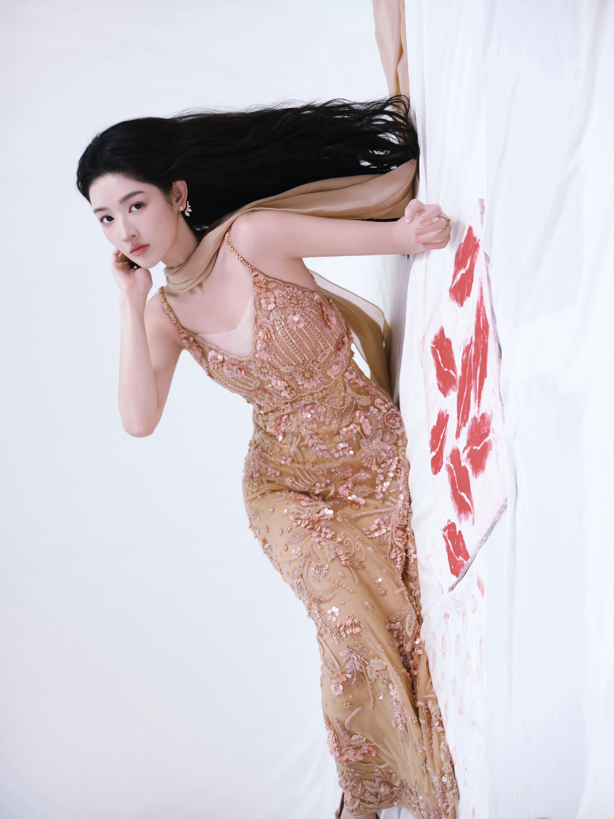 王玉雯鎏金抹胸礼裙